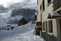 Chalets Andreas en Jacobin - sneeuw aan de zijkant van het chalet